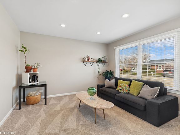 3rd image of 913 Island Ct