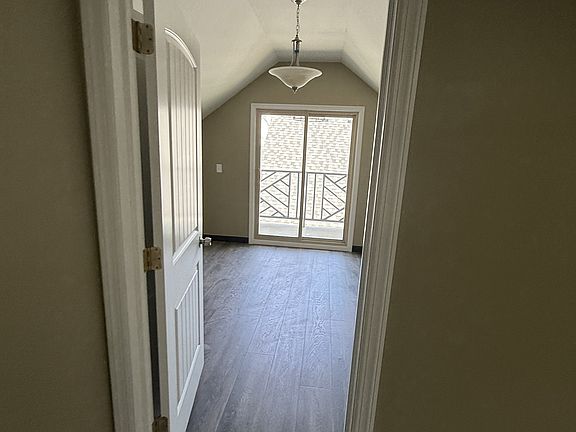4th image of 27 S Tuxedo St #8