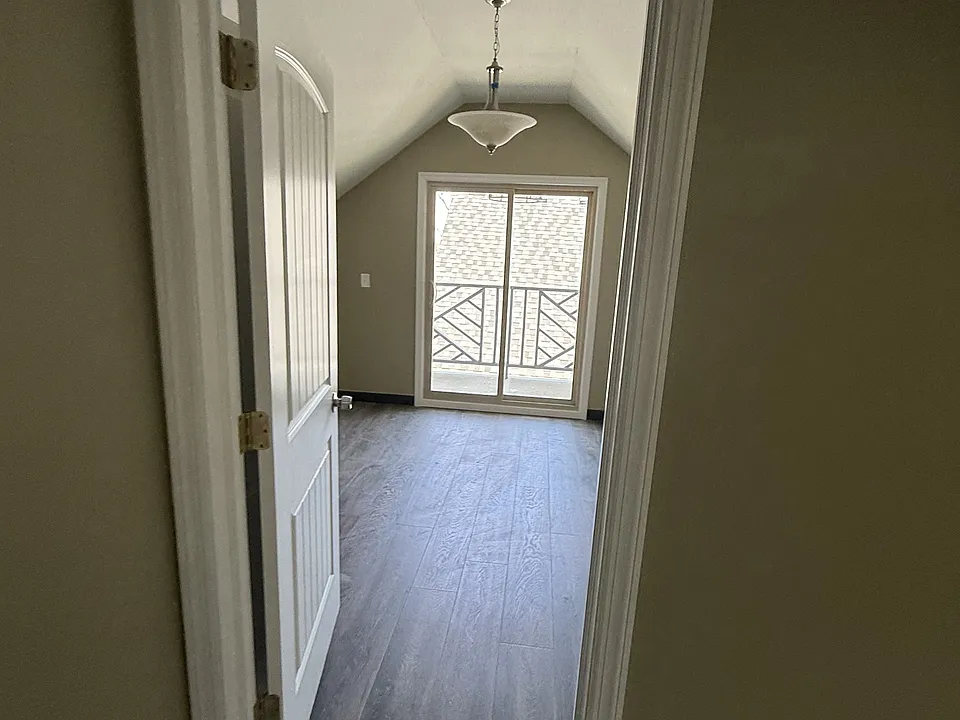 27 S Tuxedo St #8