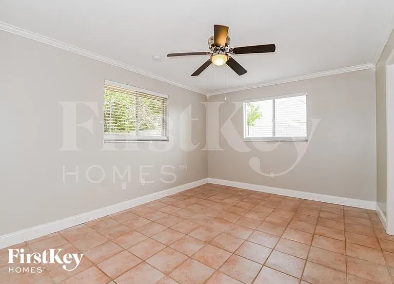 2213 SE 5th St — Photo 9