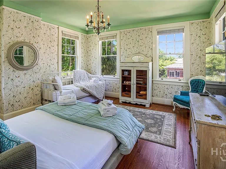 624 E Victory Dr — Photo 24