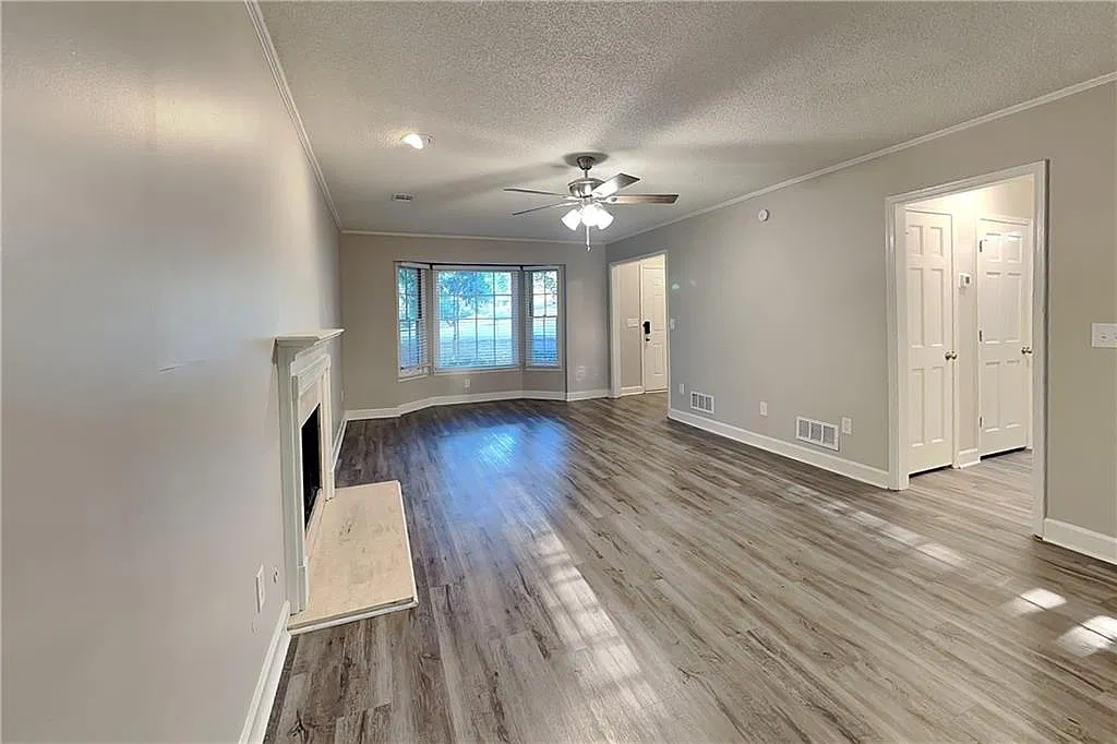 3 bed, 2.5 bath, 1936 sqft, $2,245 — Photo 2