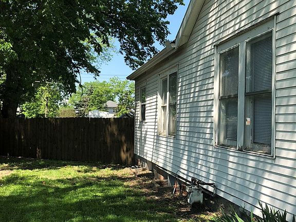 3rd image of 1108 Elm St