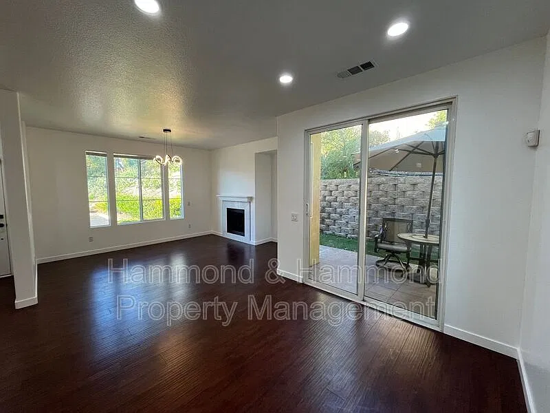 3 bed, 2.5 bath, 1558 sqft, $3,995 — Photo 4