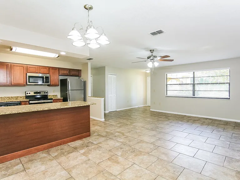 5286 Enfield Ave — Photo 6