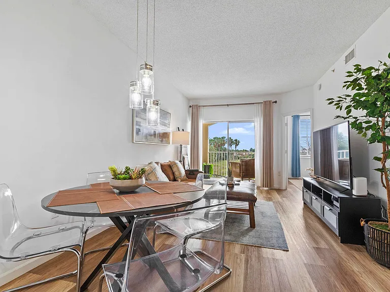 2060 Greenview Shores Blvd #318 — Photo 4