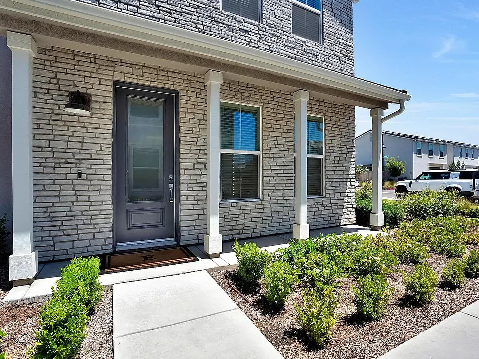 2702 E Teaberry Dr