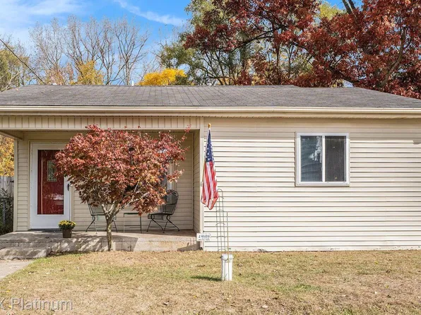 14135 Eastview Dr, Fenton, MI 48430