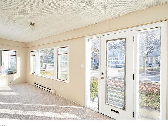 2nd image of 149 1/2 E Archwood Ave