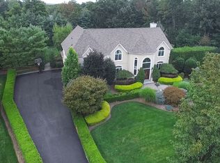 32 Degraaf Ct, Mahwah, NJ 07430