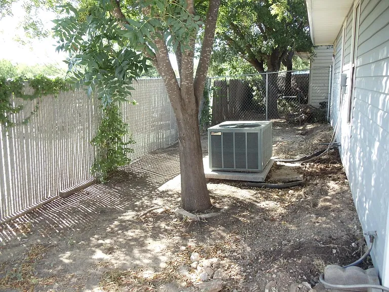 1410 Lindell Ct — Photo 18