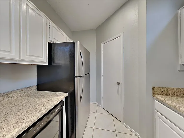 1395 Chinaberry Dr — Photo 4