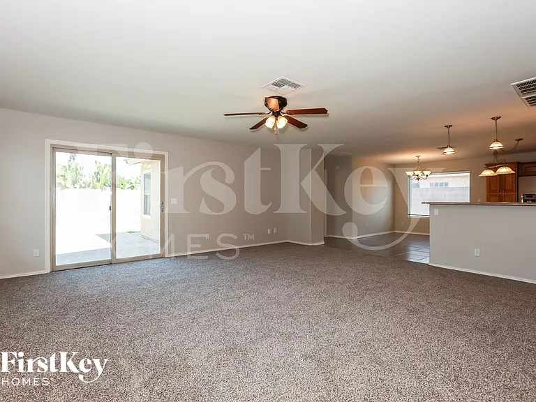 2050 W Hayden Peak Dr — Photo 2