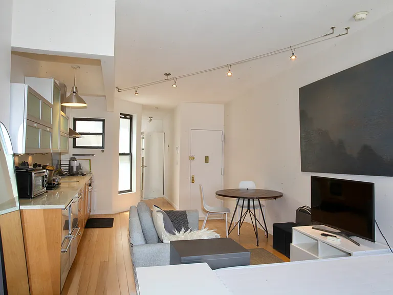 406 W 47th St #1E — Photo 2