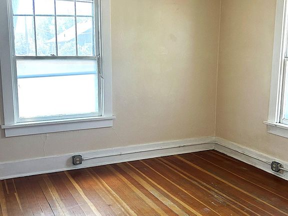 4th image of 713 Steele St