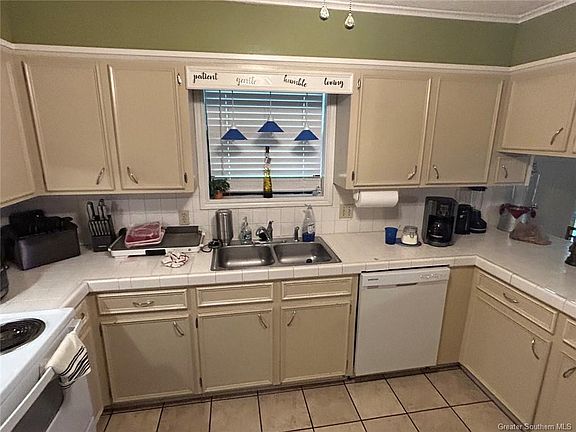 4th image of 2207 Linda Ave