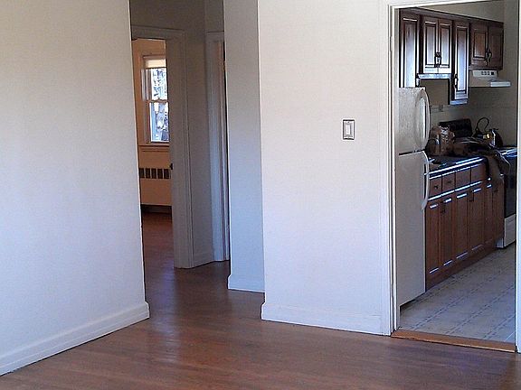 Living room towards bedrooms
