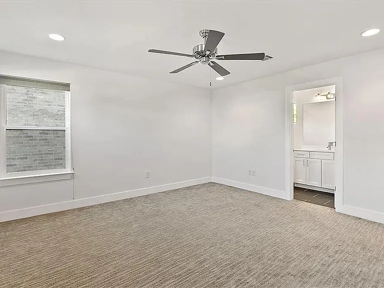 610 W 33rd St — Photo 11