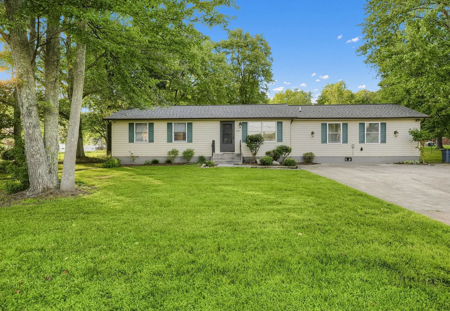 4 bed, 3.0 bath, 1836 sqft, $2,800 — Photo 1