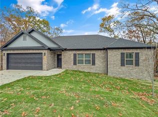 100 Selkirk Dr, Bella Vista, AR 72715