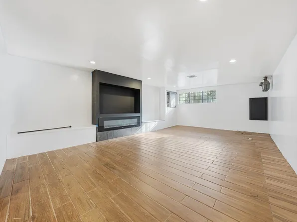 2271a Pacific Street image 3 of 10