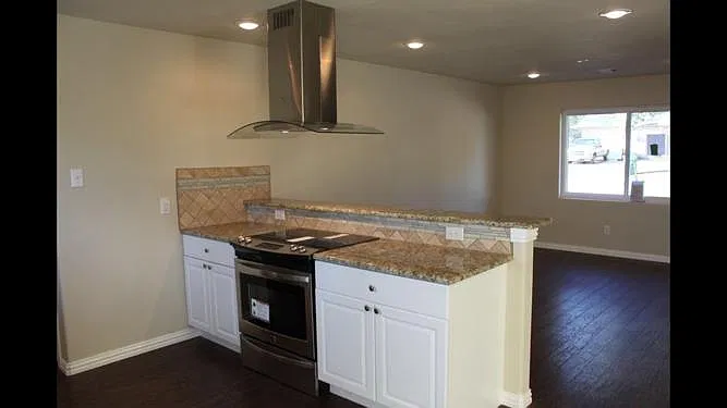 3 bed, 1300 sqft, $2,200 — Photo 2