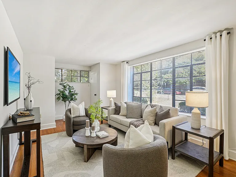 Cameron Court Apartments — Photo 19