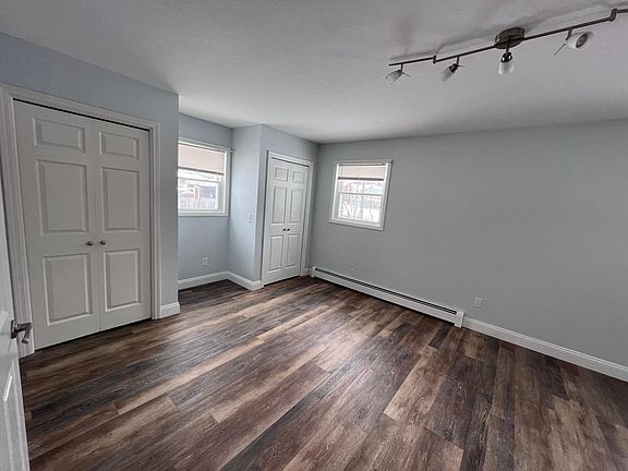 Large primary bedroom.