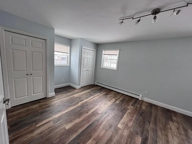 Large primary bedroom.