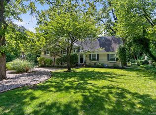 15 The Oaks, Roslyn, NY 11576