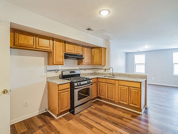 4th image of 1025 Belmont Ave Unit B