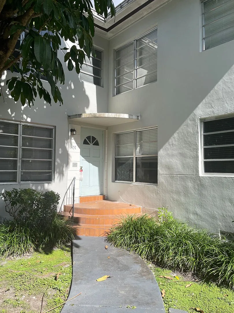 365 Menores (8) | Coral Gables (Residential / near Business District North Ponce/Douglas area) — Photo 4