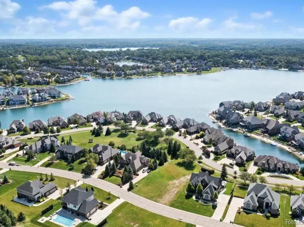 10539 Stoney Point Dr, South Lyon, MI 48178