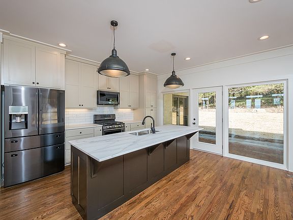 Completely renewed Kitchen....
beautiful details & new well-appointed appliances...