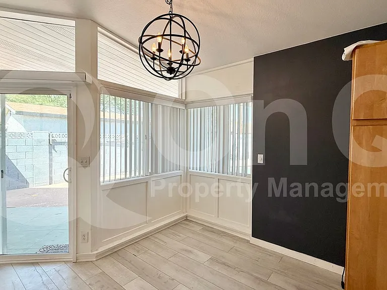 525 N Vine St — Photo 5