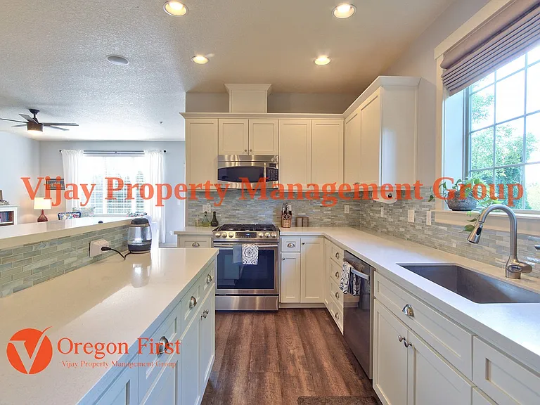 825 NE Wheelock Pl — Photo 13