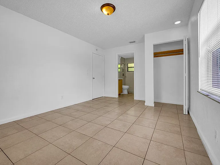 336 NE 12th Ave — Photo 25