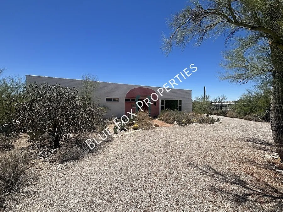 6521 N Calle Padre Felipe