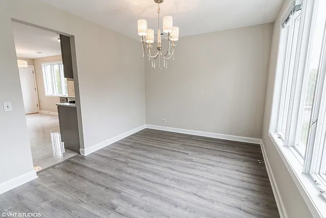 475 N East River Rd — Photo 4
