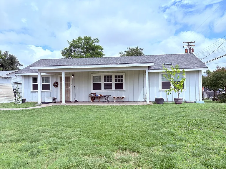 2577 Beaumont St — Photo 2