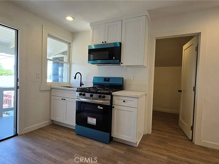 975 N Park Cir #B — Photo 5