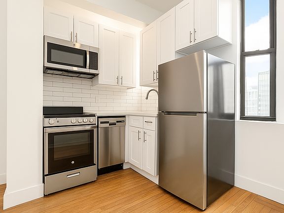 4th image of 45 Tiemann Pl APT 4l