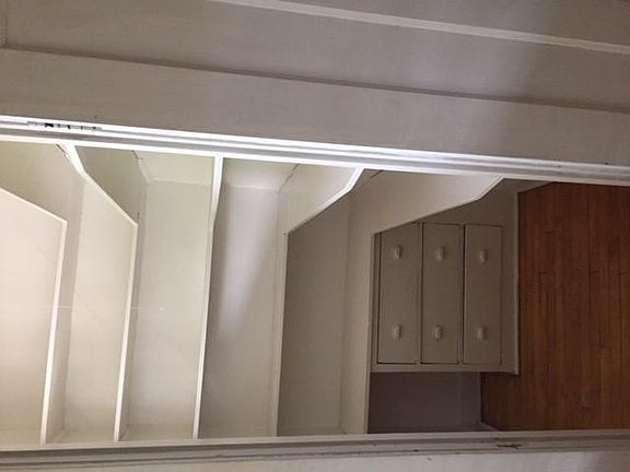 5th image of 1431 W Victoria St #1