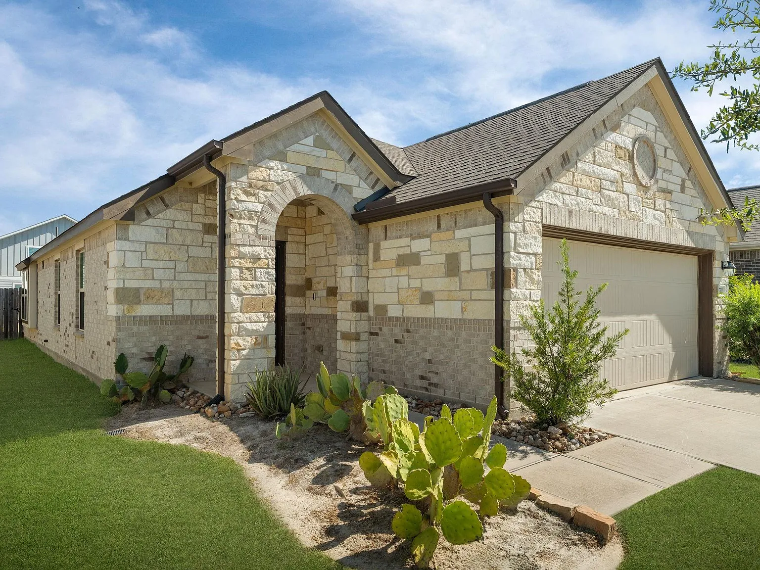 3 bed, 2.0 bath, 1565 sqft, $2,200 — Photo 3