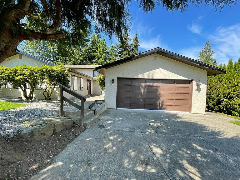 204 Dennis Way — Photo 1