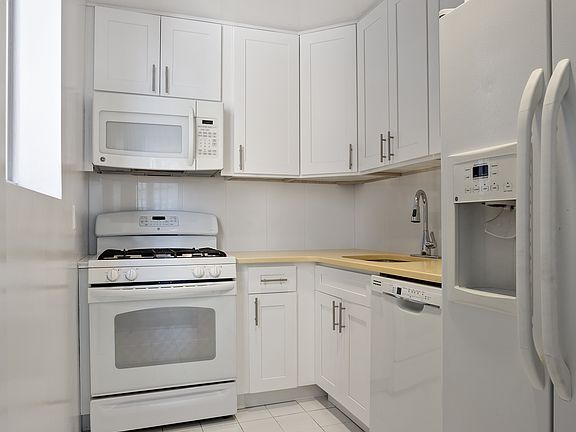 4th image of 146 W 57th St APT 62F