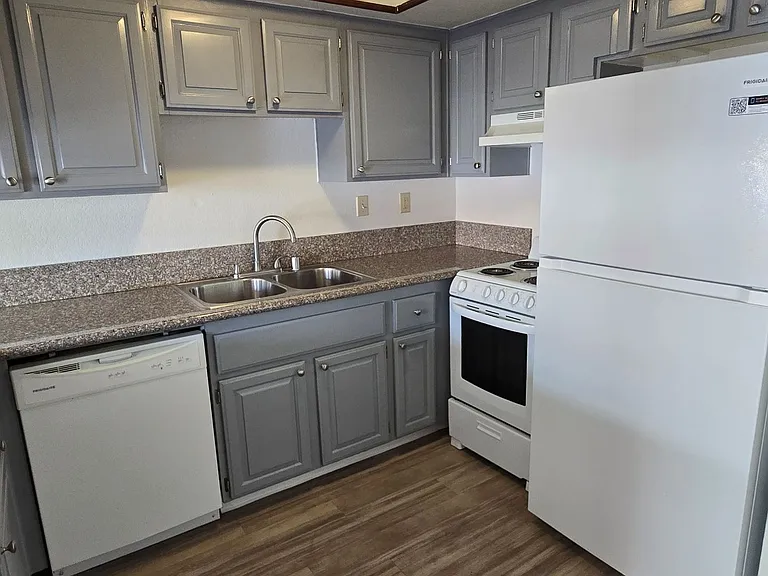 Plymouth Manor Apts — Photo 12