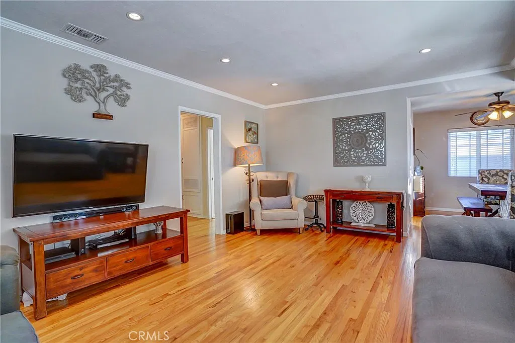 3 bed, 1104 sqft, $3,800 — Photo 4