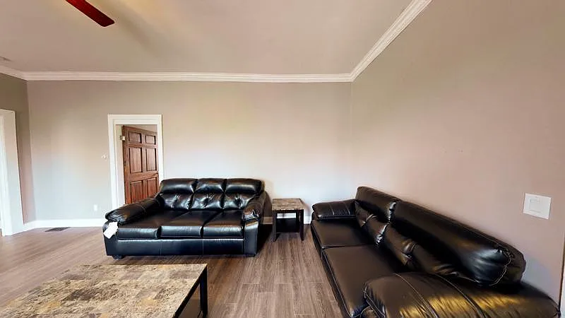 6 bed, 2542 sqft, $4,350 — Photo 1
