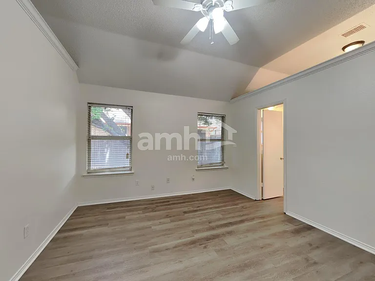 605 Arbor Ln — Photo 7